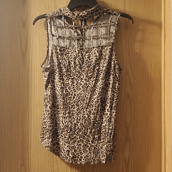 Rue 21 High Low Button Up Blouse w/ Grid Pattern Cut Out; M; Leopard Print - Picture 2 of 2